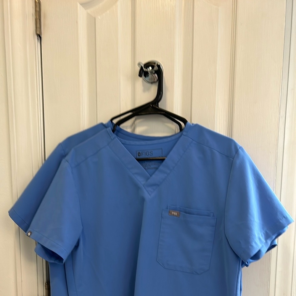 Men’s Fig scrub top